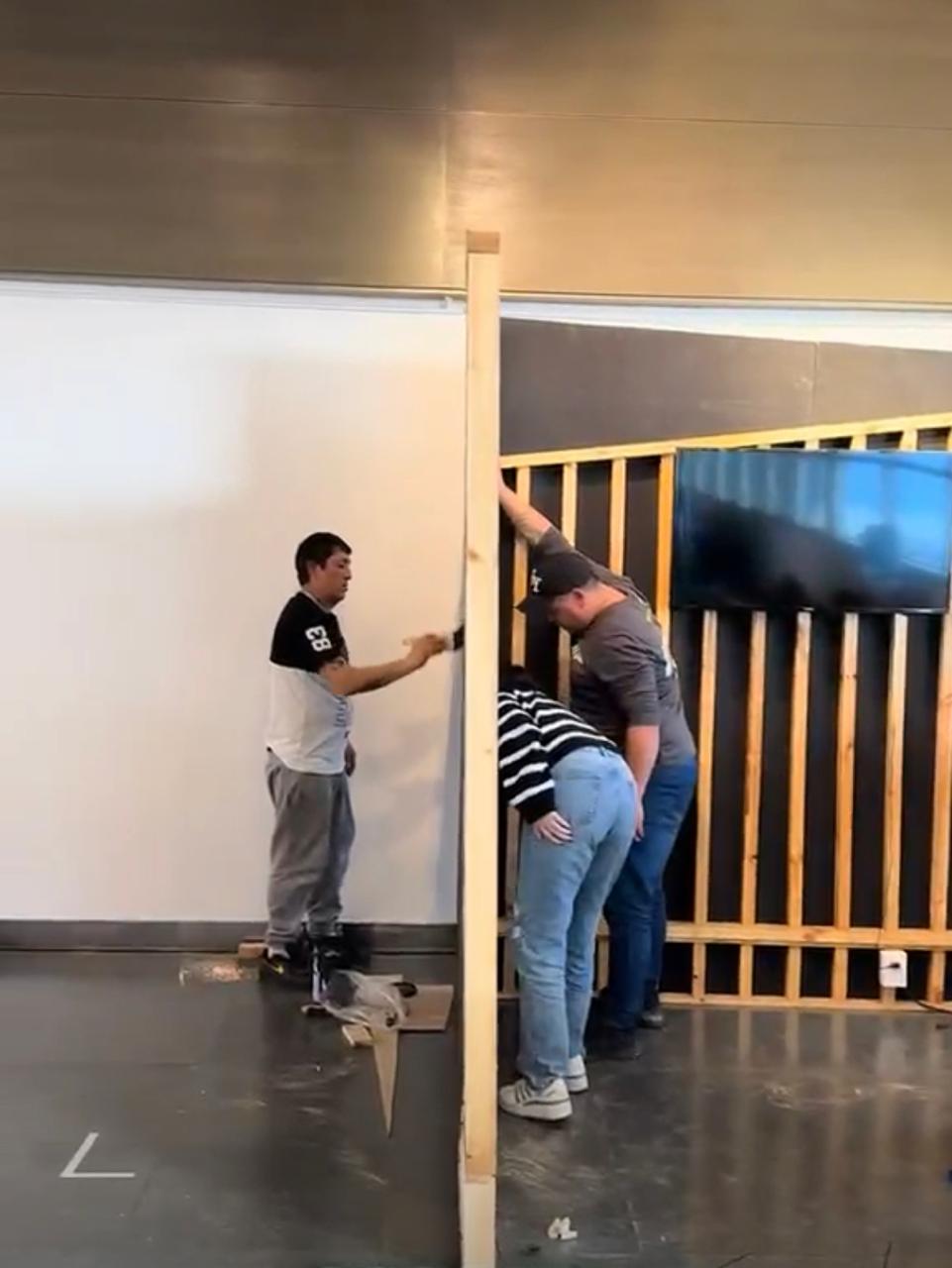 Trabajo de montaje del stand de Max Construcción