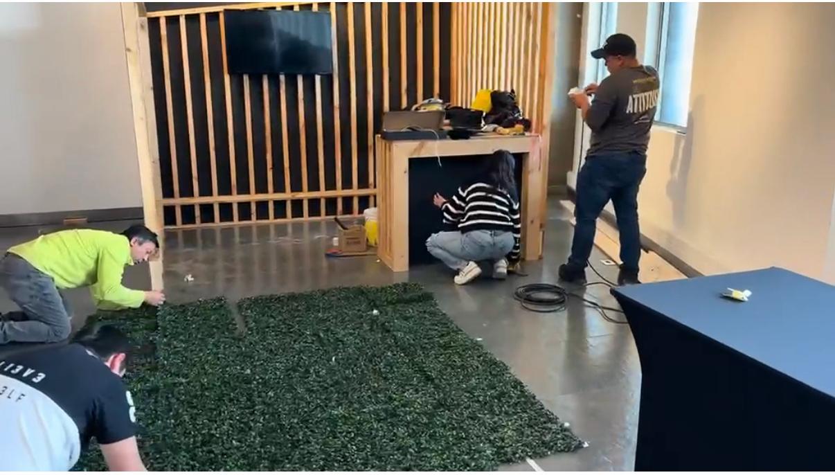 Equipo de Max Construcción preparando el espacio de exhibición